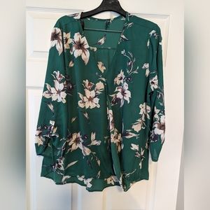 Flowy green 3/4 sleeve surplice blouse